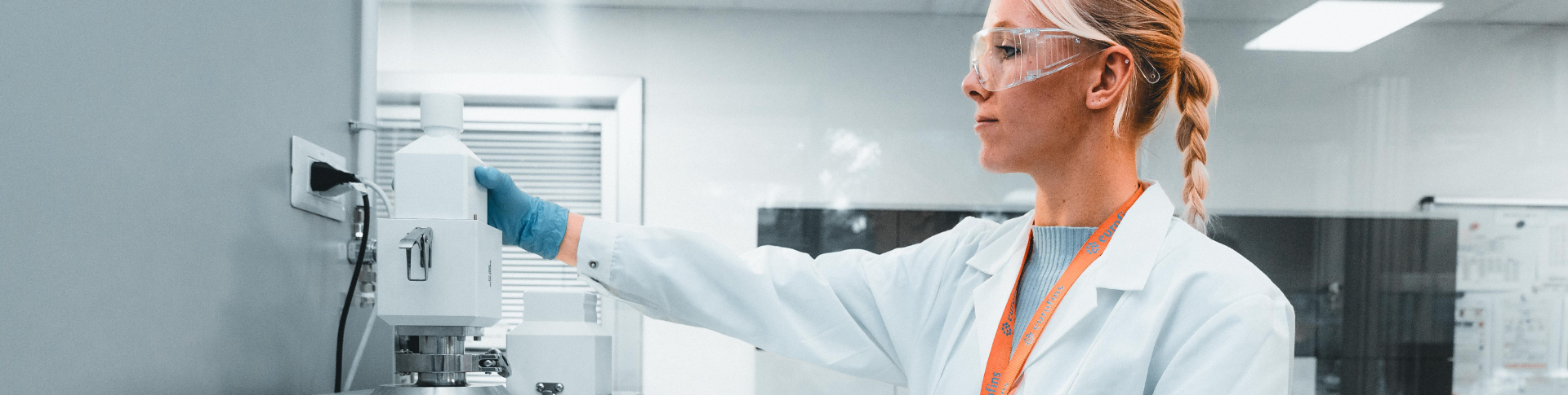 Laboratorijska tehničarka u Eurofins BioPharma Product Testing sprovodi analize u laboratoriju. Scena naglašava preciznost u sigurnosti i usklađenosti materijala koji se koriste u primarnom pakiranju.