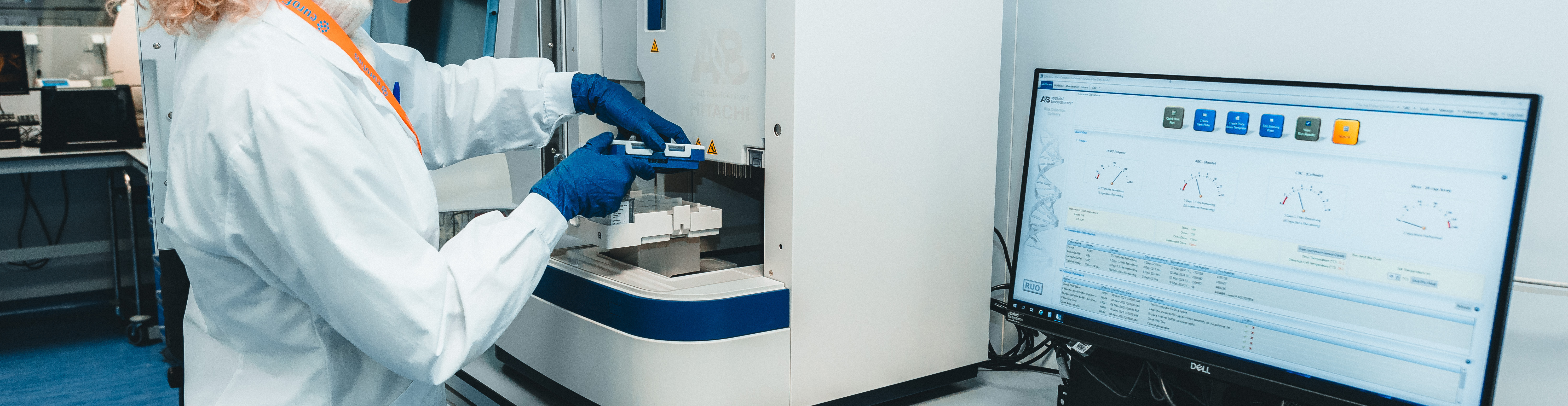 Žena u laboratoriju, noseći zaštitne rukavice, provodi mikrobiološke testove koristeći najsuvremeniju opremu. Slika prikazuje napredno istraživačko okruženje u laboratoriju Eurofins BioPharma Product Testing, s naglaskom na preciznost i pouzdanost znanstvenih testova.