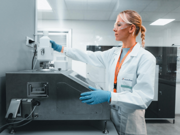 Laboratorijska tehničarka u Eurofins BioPharma Product Testing sprovodi analize u laboratoriju. Scena naglašava preciznost u sigurnosti i usklađenosti materijala koji se koriste u primarnom pakiranju.